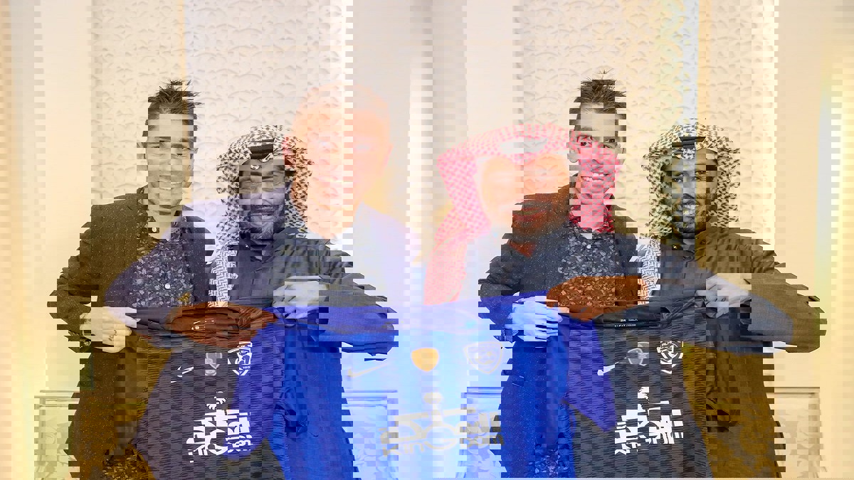 رسميًا.. الإسباني جوناثان سوريانو يوقّع عقود انضمامه إلى نادي الهلال السعودي (صور)