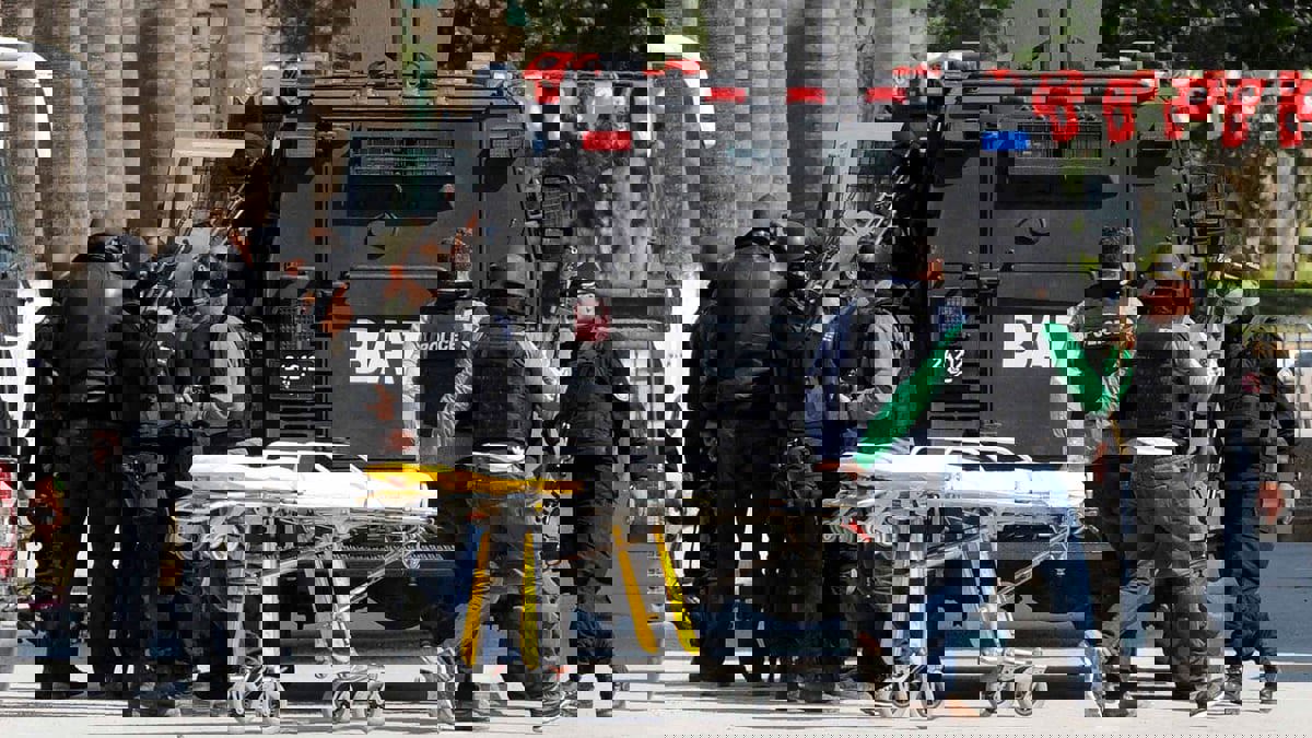 خلال مطاردة أمنية.. بائع خمر تونسي يلقي ابنيه من الطابق الثاني