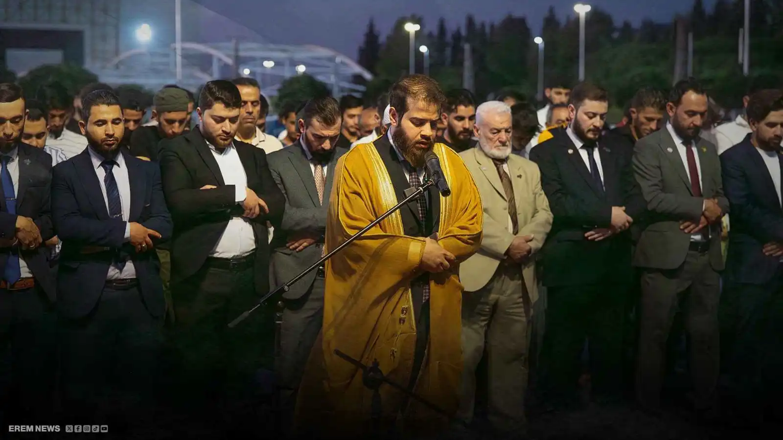 أدهم نابلسي يشعل الجدل "بأداء الصلاة" في فعالية رسمية بدمشق