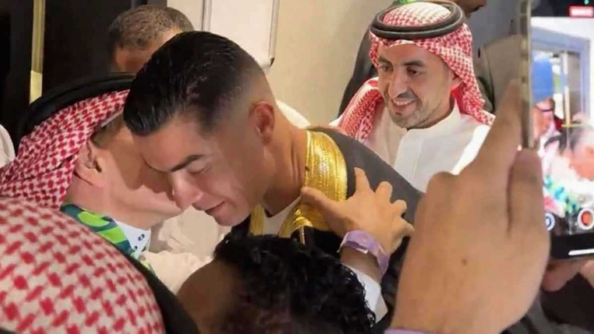 كم ثمن البشت العربي الذي منحه إبراهيم الفريان لكريستيانو رونالدو؟ (فيديو)