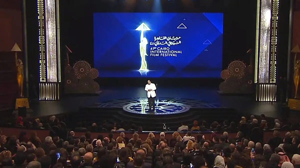 بالفيديو.. هيثم زكي يبكي الفنانين في مهرجان القاهرة السينمائي