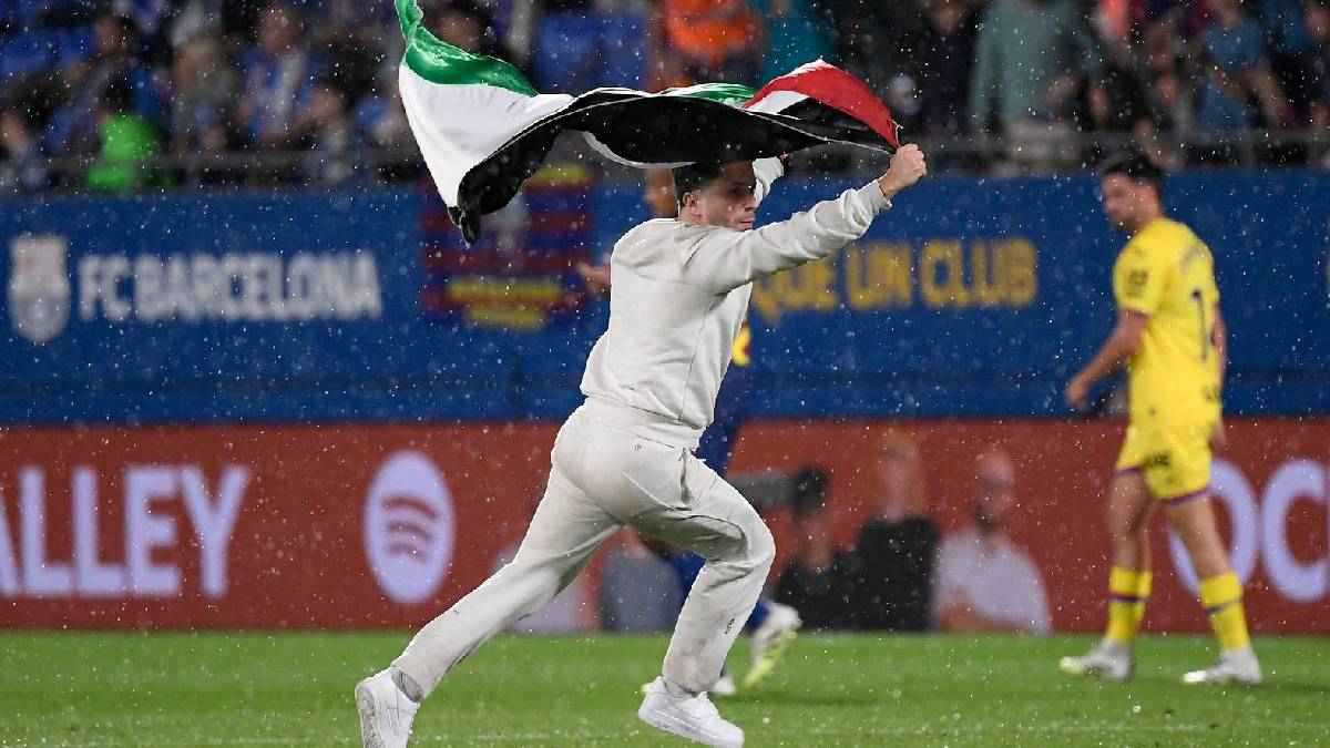 مشجع يقتحم مباراة برشلونة وخيتافي بعلم فلسطين (صور)