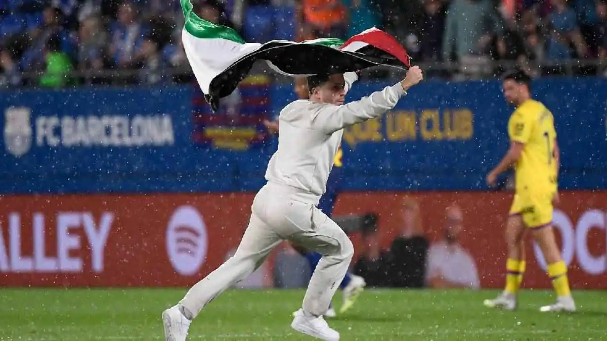 مشجع يقتحم مباراة برشلونة وخيتافي بعلم فلسطين (صور)