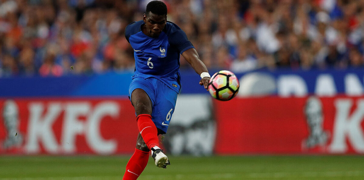 بوغبا يلقي بمذيعة برنامج رياضي في حمام السباحة (فيديو)