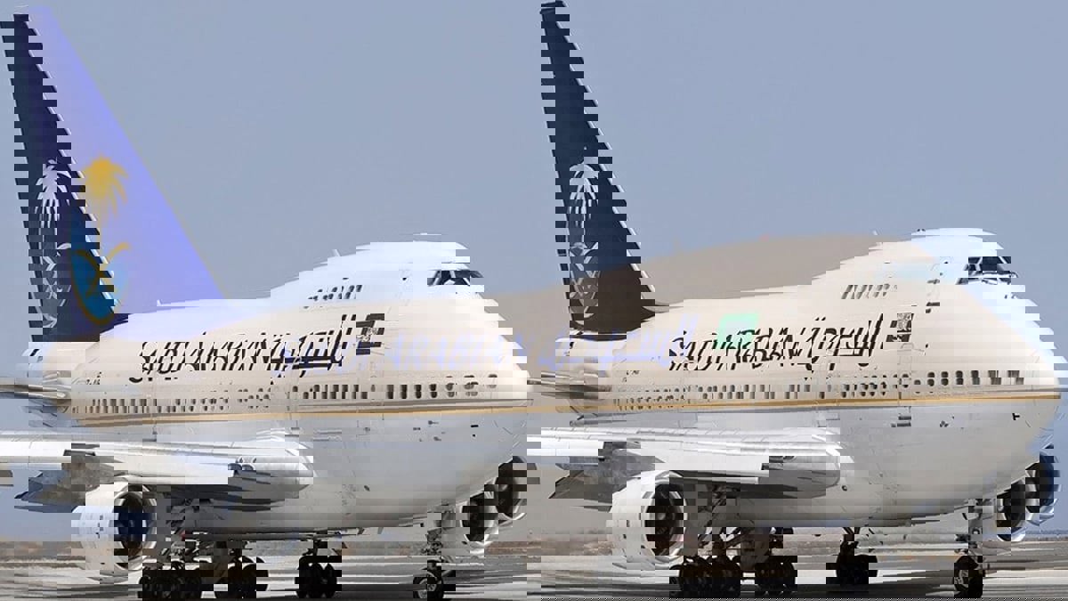 اصطدام طائرة سعودية برافعة عند إقلاعها من مطار القاهرة الدولي