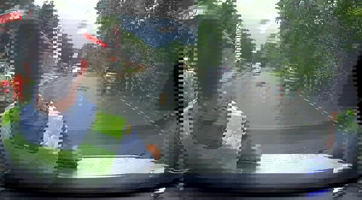 شرطي يلقي بنفسه أمام سيارة لسبب لا يصدق (فيديو)