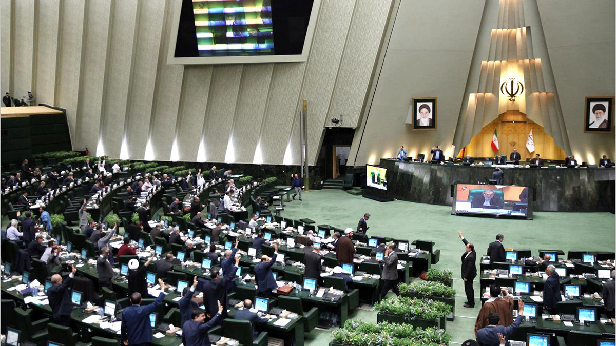 البرلمان الإيراني يقر عقوبات مشددة بحق منفذي الاعتداءات بالحمض الكيماوي