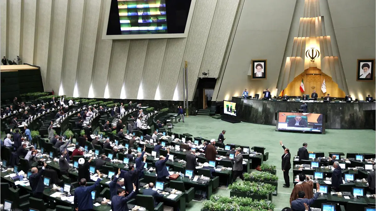 البرلمان الإيراني يقر عقوبات مشددة بحق منفذي الاعتداءات بالحمض الكيماوي