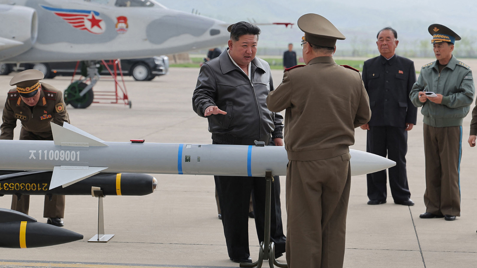 استعدادا للحرب.. زعيم كوريا الشمالية يشرف على تدريبات للقوات الجوية