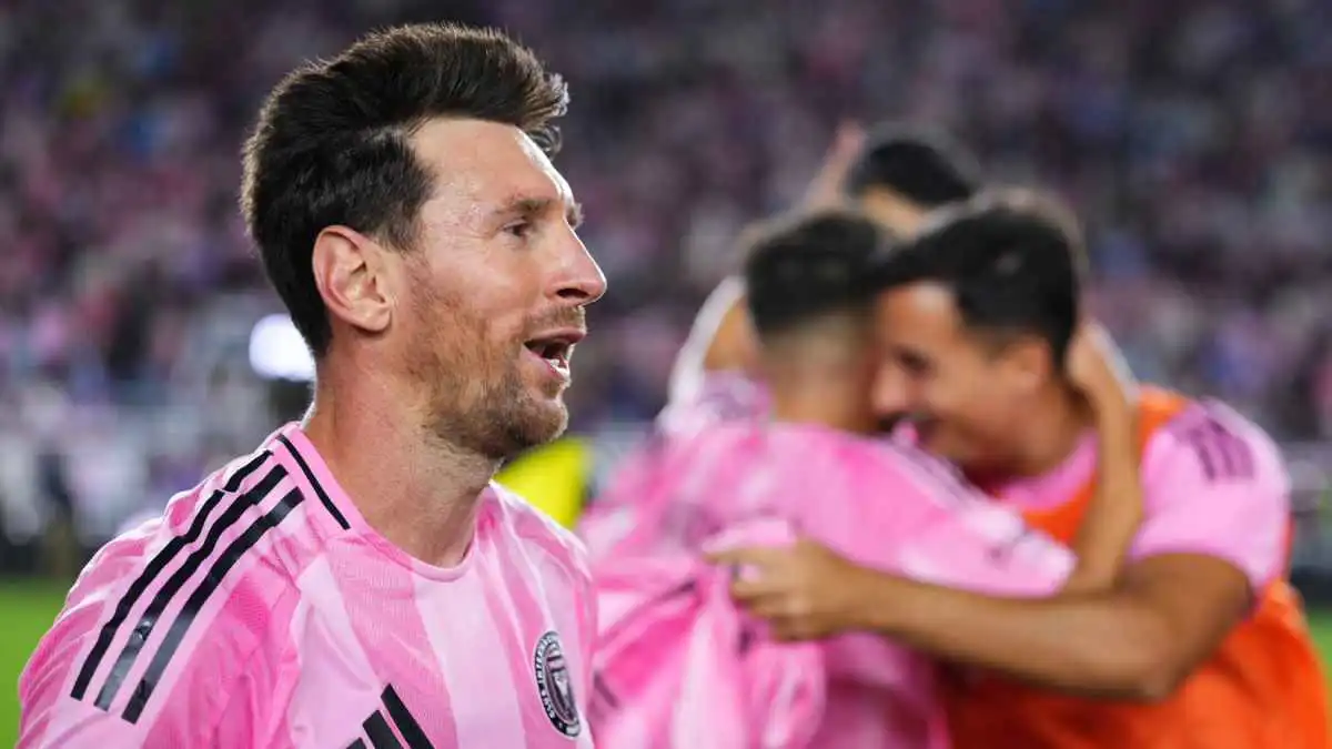 احتفال رائع من ميسي مع والدته وزوجته عقب التأهل إلى نهائي الدوري الأمريكي