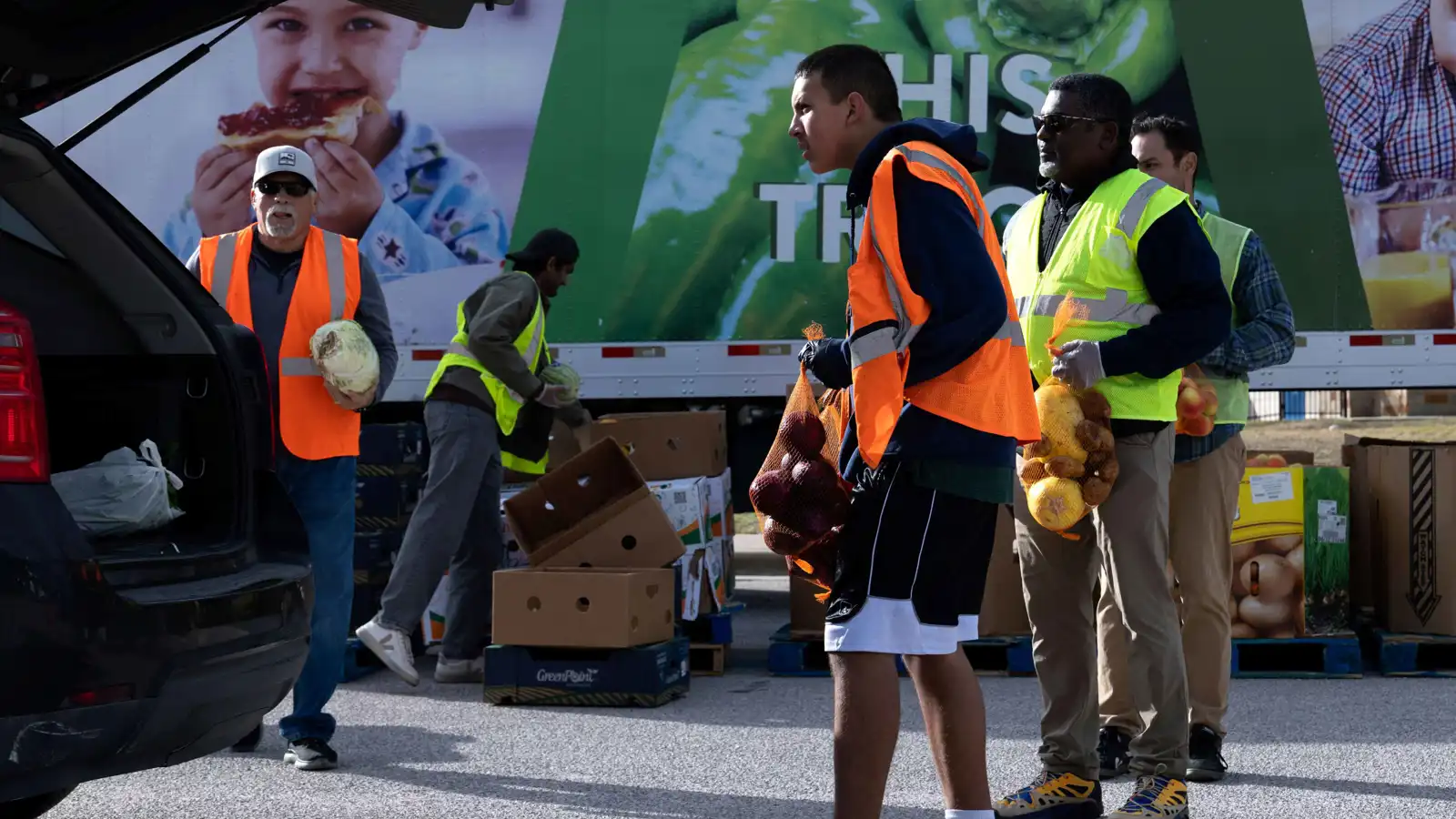 القضاء يلزم إدارة ترامب بتمويل برنامج المساعدات الغذائية