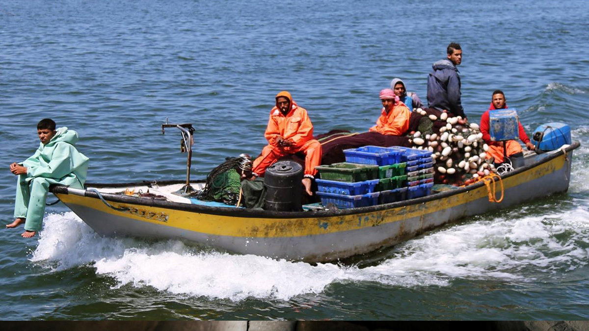 رغم توسيع مساحة الصيد.. إسرائيل تهدد الصيادين الفلسطينيين باستهدافهم في بحر غزة