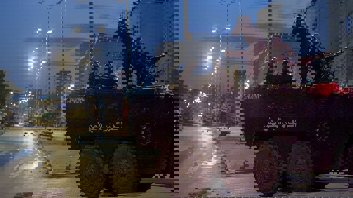 تونس.. إصابة رجليْ أمن بمواجهات مع مهاجرين في صفاقس

