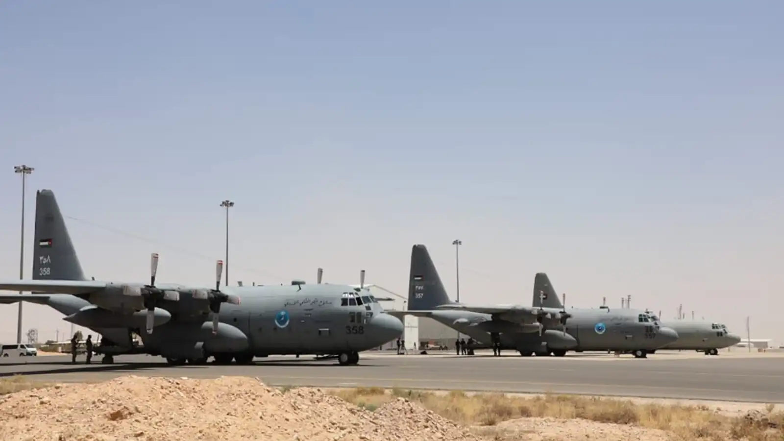 الأردن والإمارات ينفذان عمليات إنزال جوي لمساعدات إنسانية في غزة (فيديو وصور)