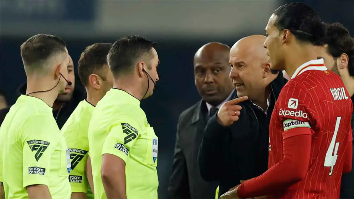 سلوت عن تلقيه بطاقة حمراء أمام إيفرتون: "غلبتني المشاعر"