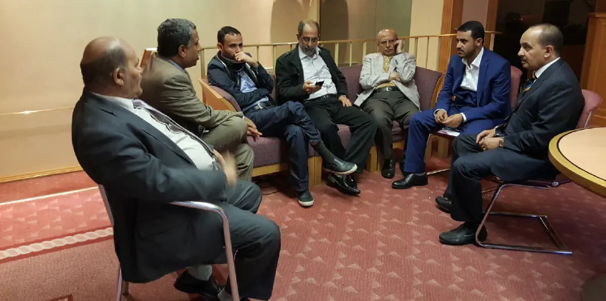 وفد حوثي يتوجه إلى مسقط لاستكمال مشاورات حل الأزمة اليمنية