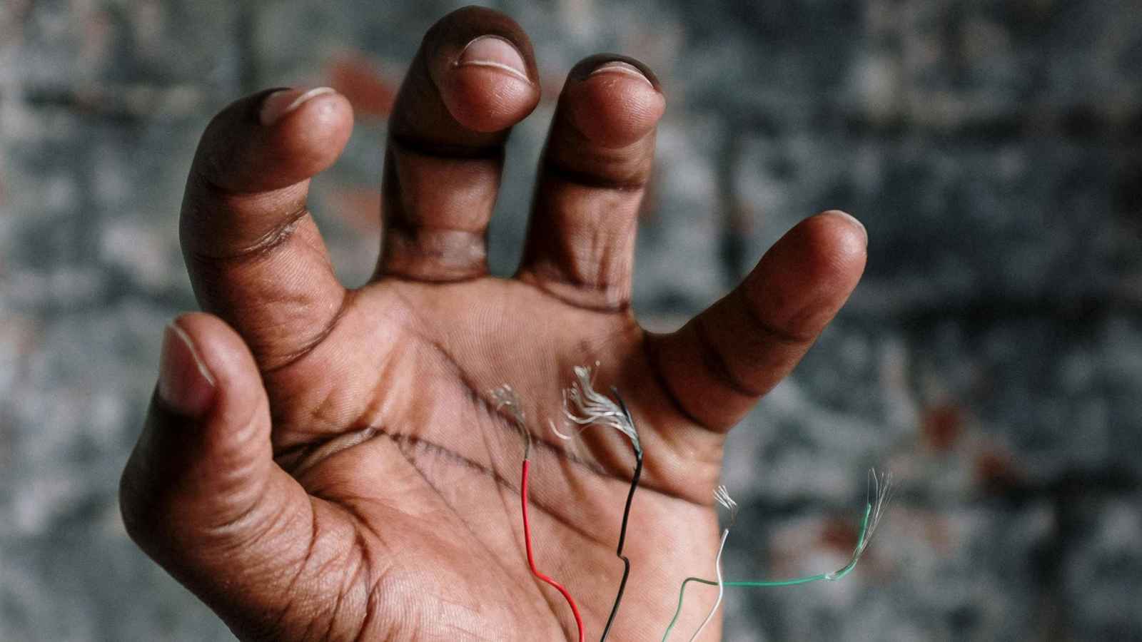 العراق.. أب يصعق أطفاله بالكهرباء لرسوبهم في الامتحان‎