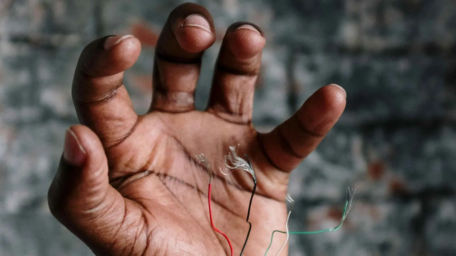 العراق.. أب يصعق أطفاله بالكهرباء لرسوبهم في الامتحان‎