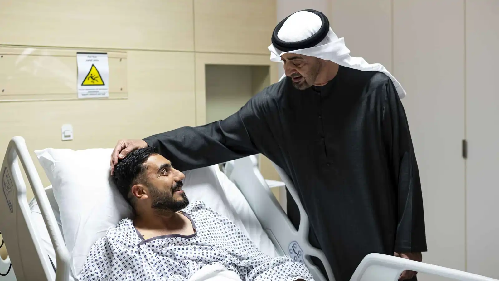 رئيس الإمارات يتفقد أحوال المصابين إثر الاعتداءات الإيرانية (صور)