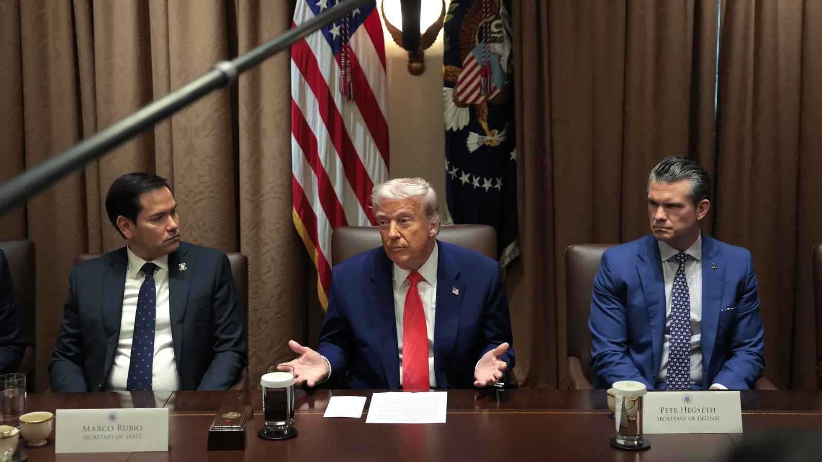 الدبلوماسية أم الضربة العسكرية؟.. انقسام في البيت الأبيض حول إيران