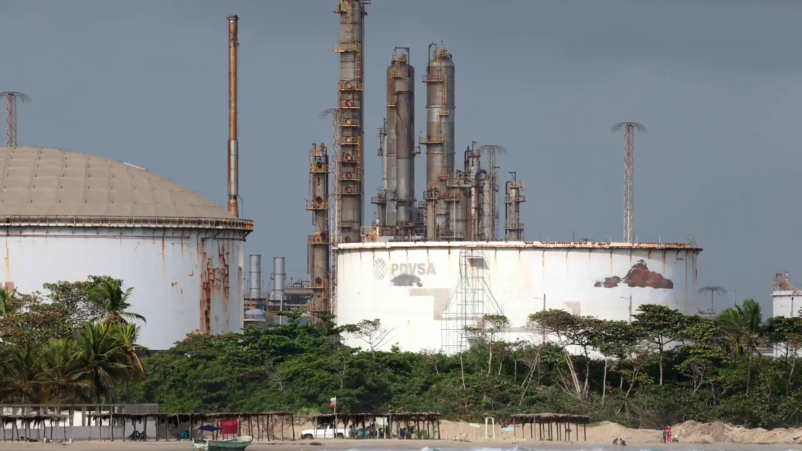 باستثناء 4 دول.. أمريكا تخفف العقوبات على قطاع النفط في فنزويلا