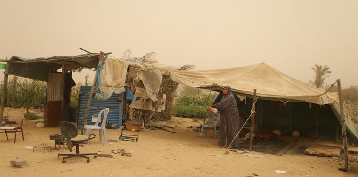 العاصفة الرملية تحيل كرفانات غزة إلى أفران ملتهبة