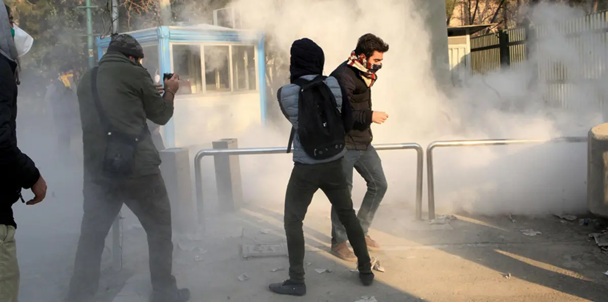 بعد مقتل متظاهر.. مسؤول إيراني: نتعامل مع المحتجين بـ"الحوار"