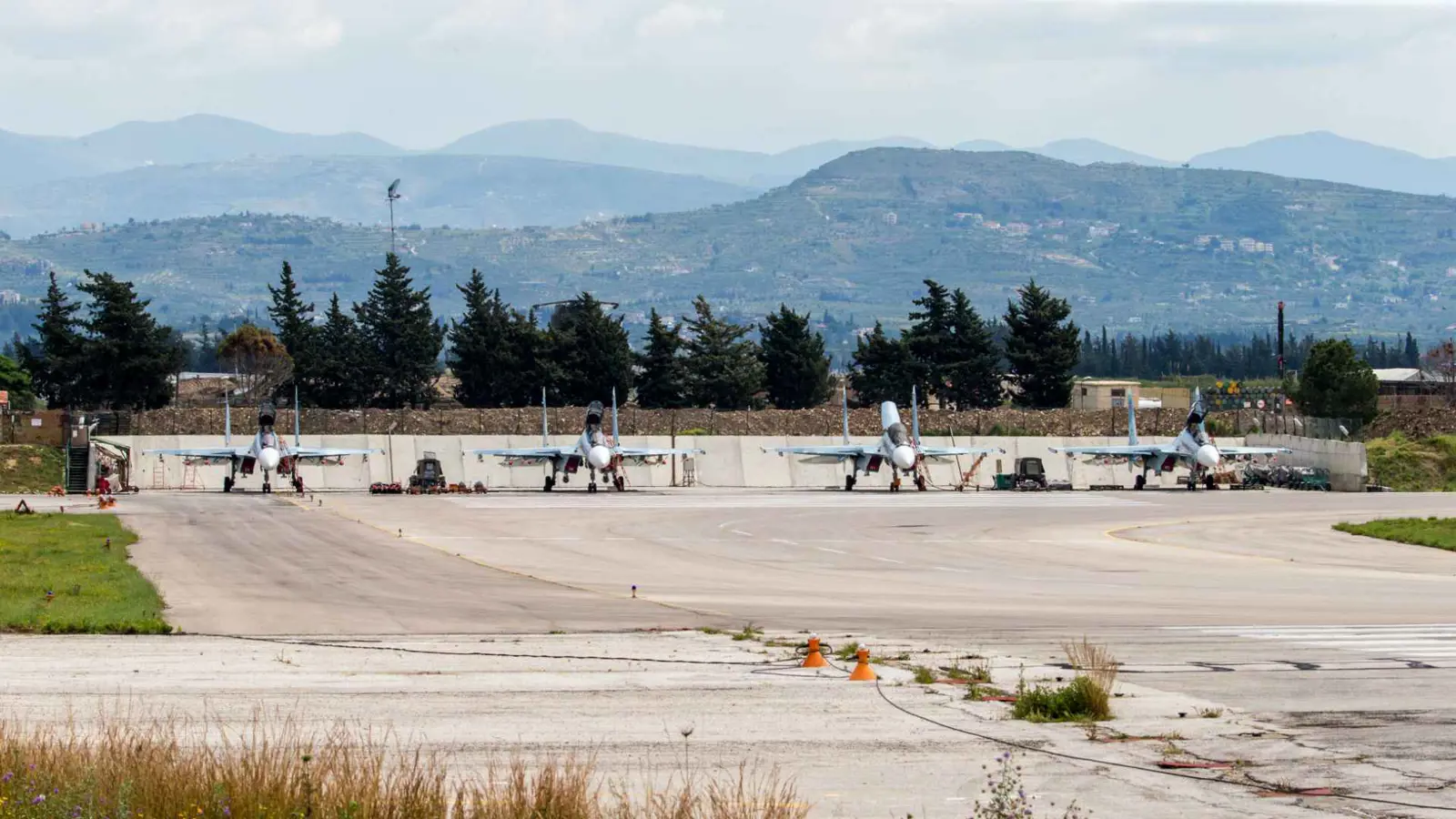 بطائرة عسكرية روسية.. إجلاء عاجل لدبلوماسيين من سوريا