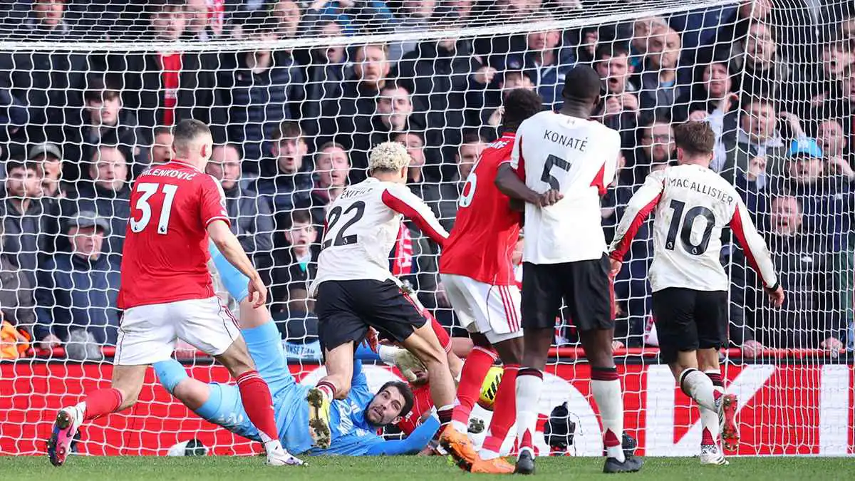 أسوأ أداء على الإطلاق.. أكثر لاعب أثار استياء جمهور ليفربول ضد نوتينغهام