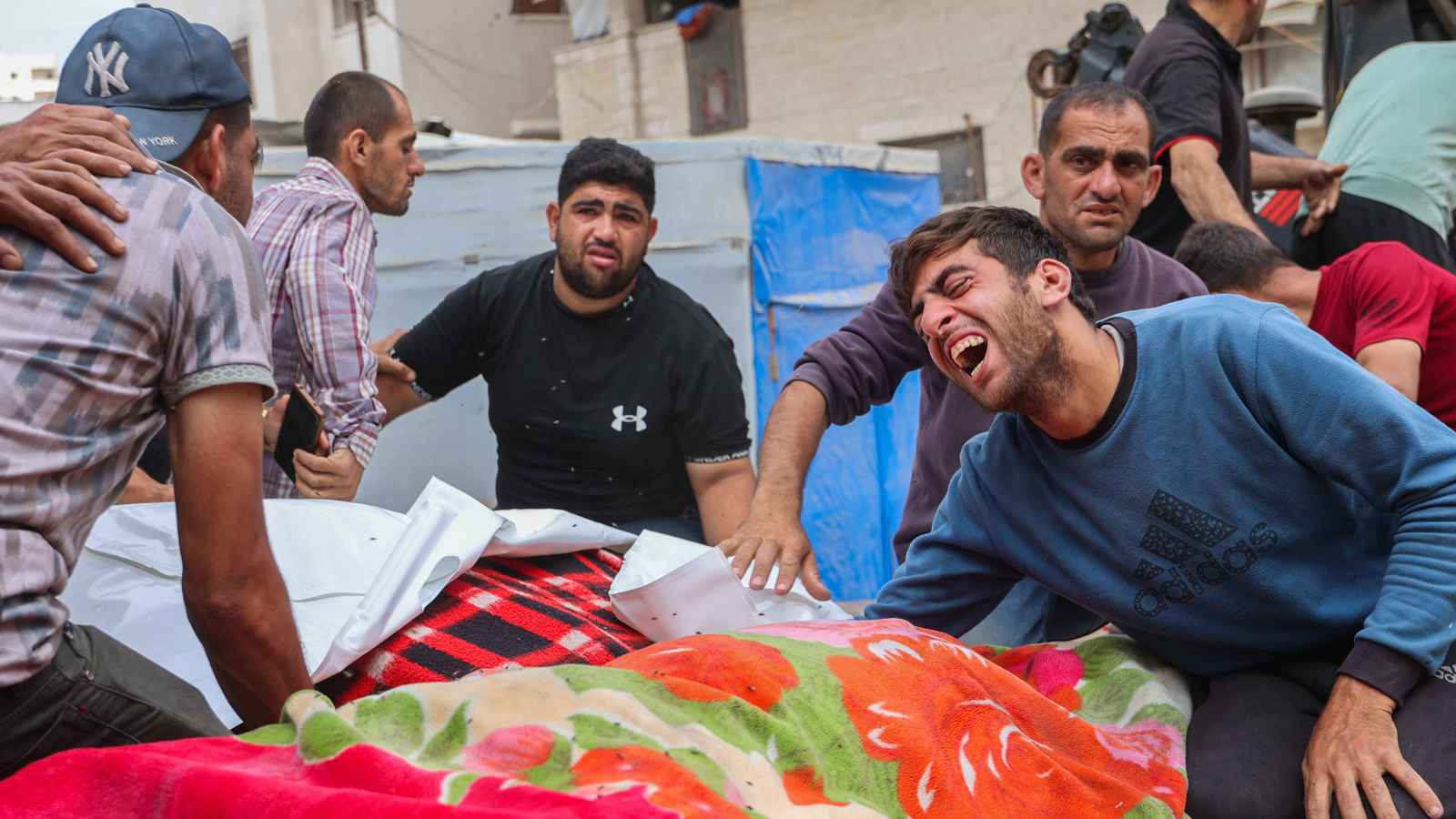 "مصائد الموت".. عشرات القتلى والجرحى من طالبي المساعدات في غزة