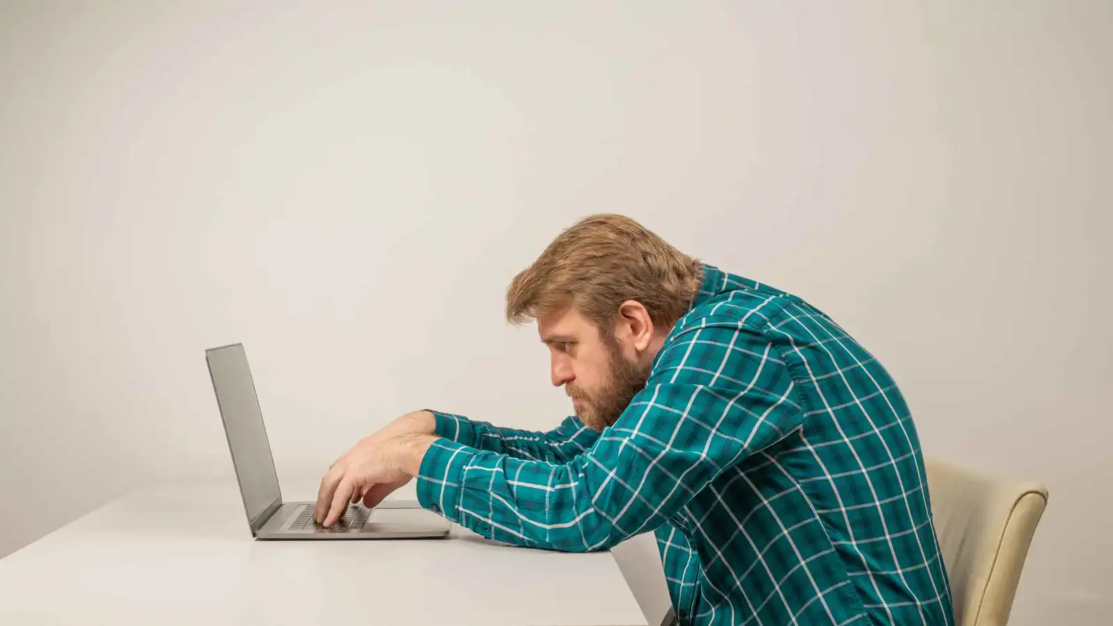 "روبيان المكتب" ليس مزحة.. عادة جلوس يومية تدمّر صحتك