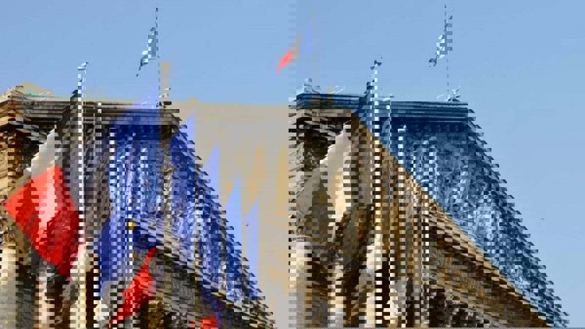 ردا على خطوة مماثلة.. فرنسا تطرد دبلوماسييْن في سفارة أذربيجان

