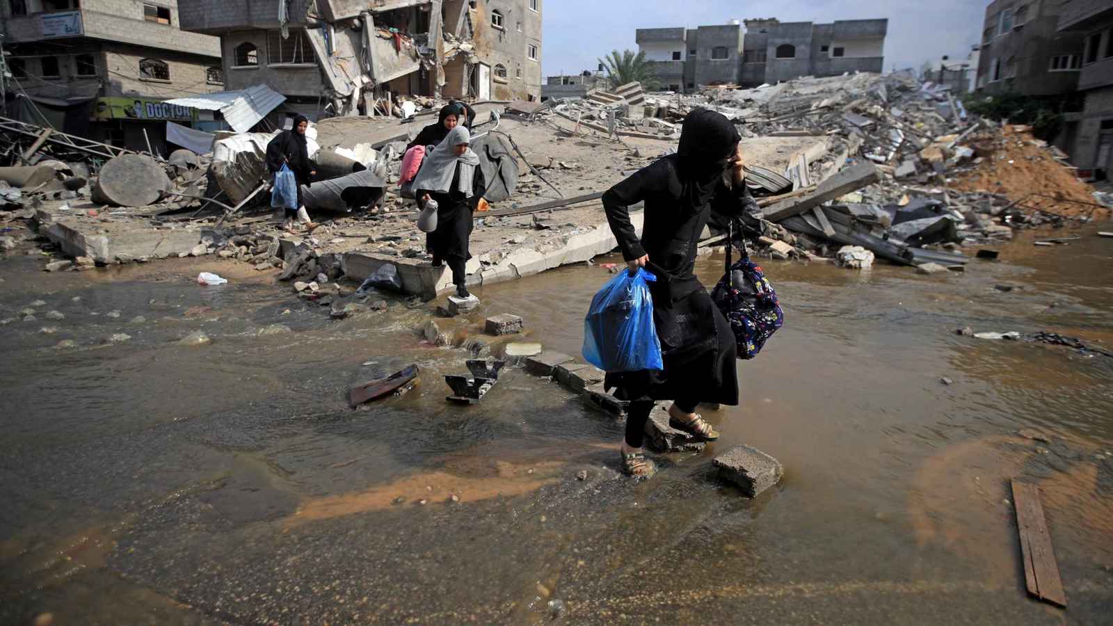 غزة.. كارثة بيئية خطيرة تهدد حياة الناجين من الحرب