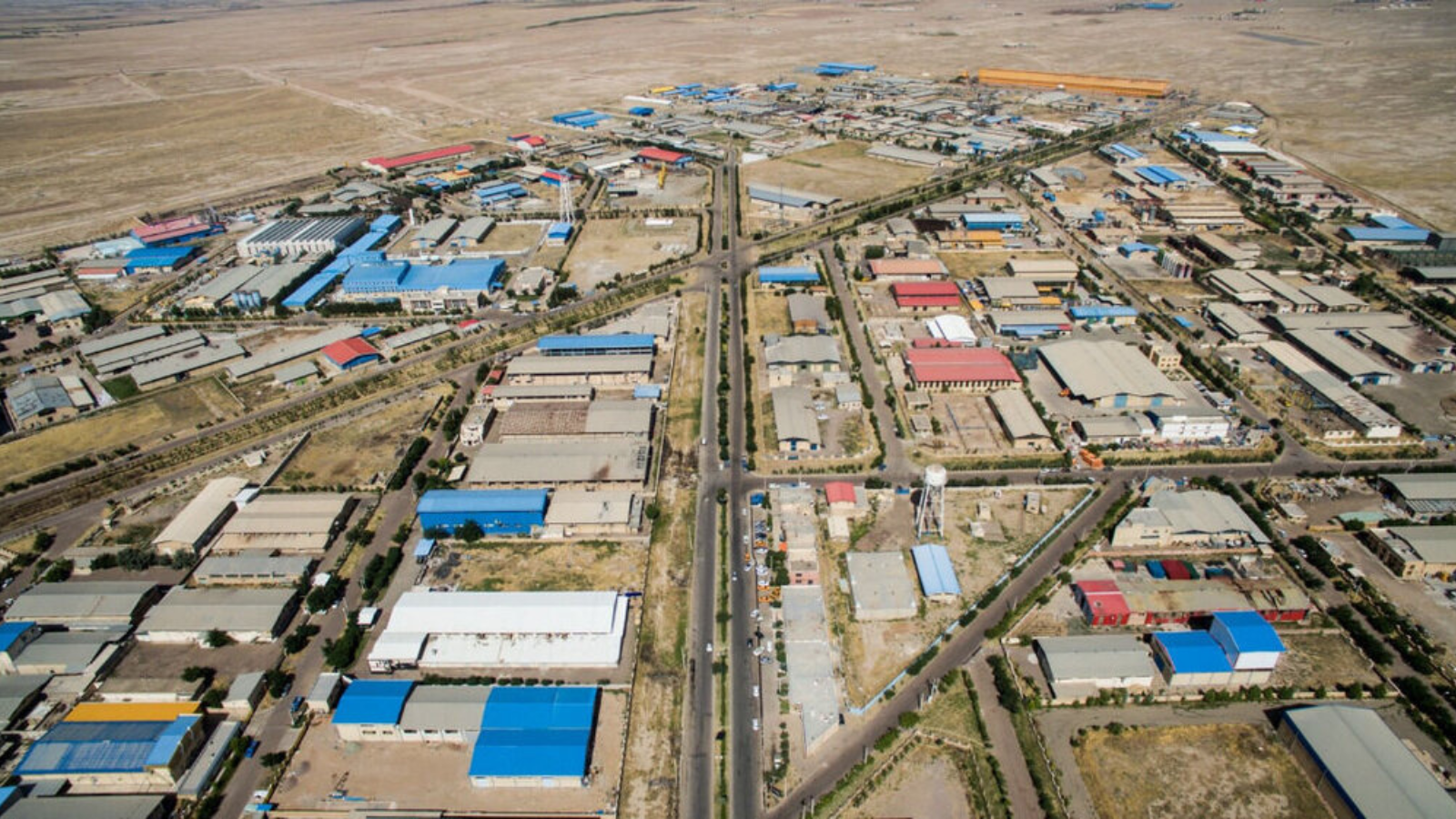 حريق ضخم في مصنع وسط إيران (فيديو)