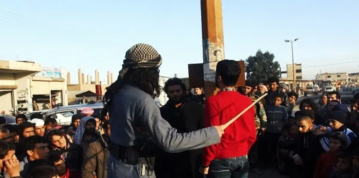 بعد اتهامهم بالتعدي على صلاحياته.. داعش يجلد 4 أثرياء بالموصل