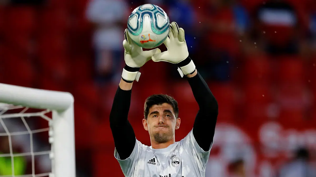 كورتوا يرد على الانتقادات: من يلعب لريال مدريد يجب عليه تقبل الضغوط