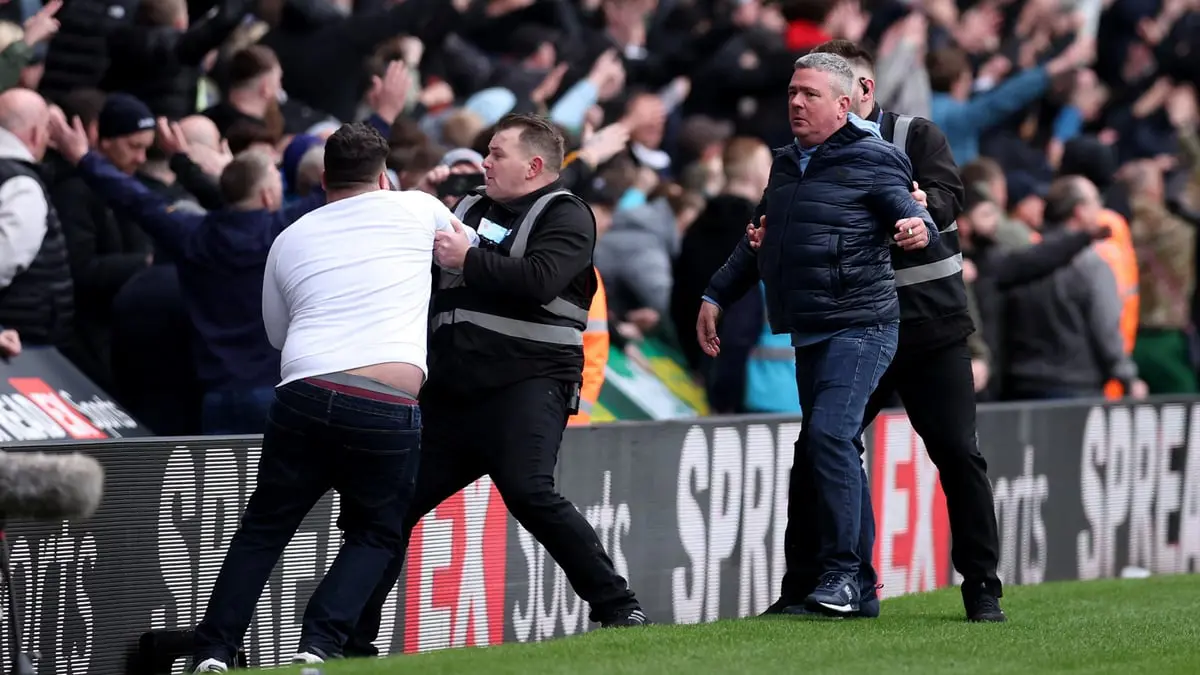 توقف مباراة وست بروميتش وولفرهامبتون بعد اشتباكات بين الجماهير (فيديو)