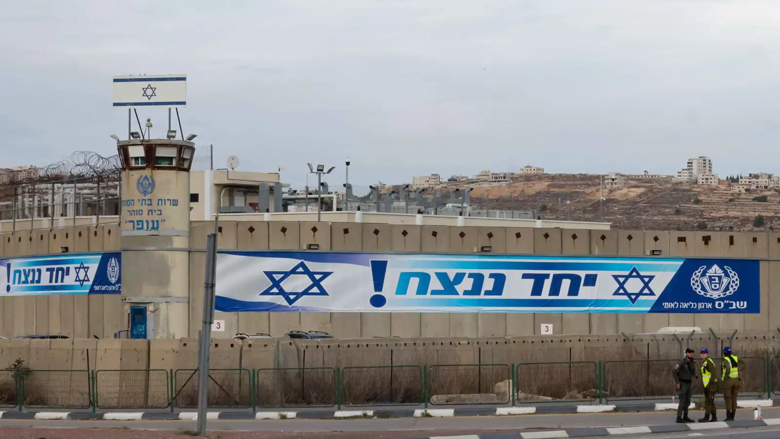 "القناة 12": إسرائيل تعد قائمة بأسماء سجناء فلسطينيين تأهباً للإفراج عنهم