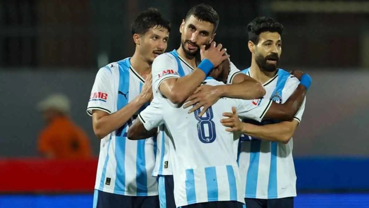 وليد الكرتي مع لاعبي بيراميدز