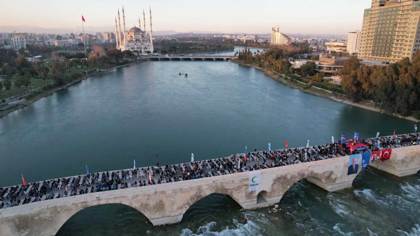 إفطار جماعي فوق جسر عمره 2000 عام يستقطب المئات في تركيا (فيديو)