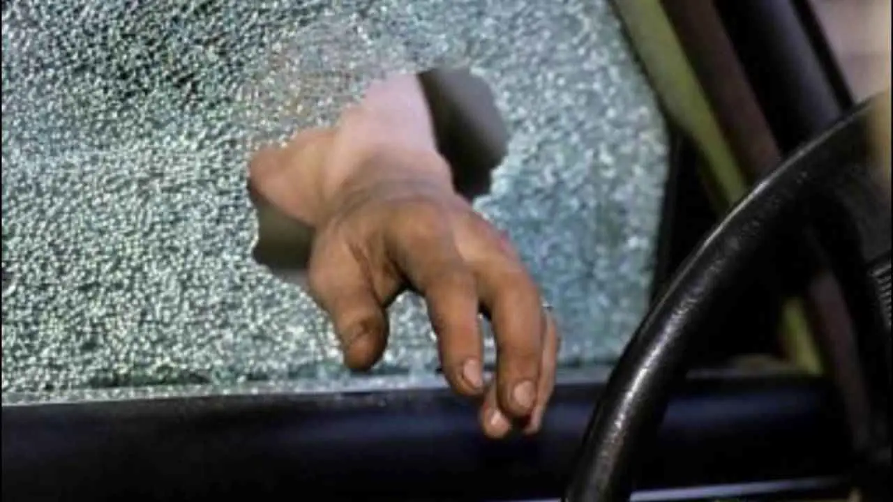 صدفة غير متوقعة.. رجل يشتري سيارته المسروقة عن غير قصد (فيديو)