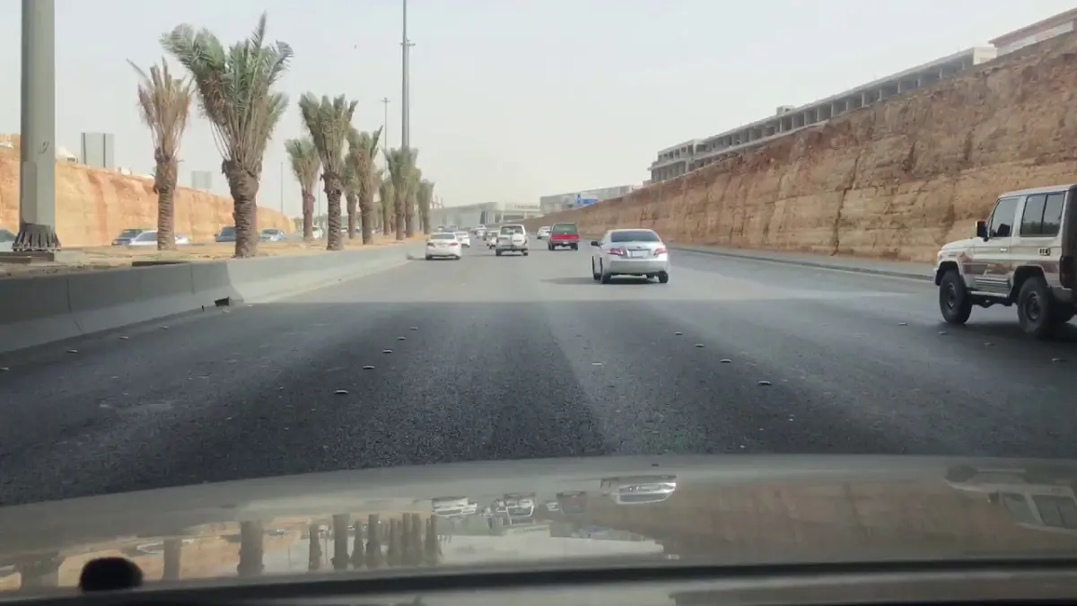 بالفيديو.. سقوط عمود إنارة على سيارة سعودي بالرياض