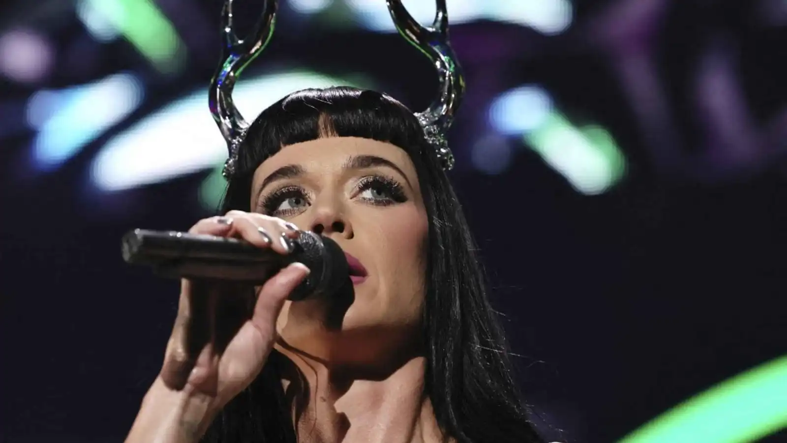 جندي سابق يدّعي أن كاتي بيري "أمرته" بارتكاب جريمة مروعة