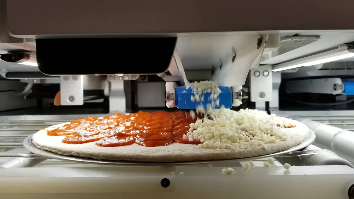 ابتكار أول روبوت يمكنه صنع البيتزا خلال 5 دقائق
