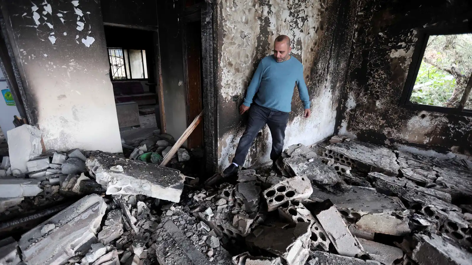 وسط الضغوط لنزع سلاحه.. حزب الله يتكبد "فاتورة باهظة" لإيواء نازحي الجنوب