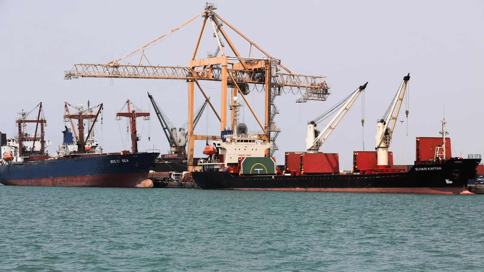 لمواجهة القرصنة.. بريطانيا تقدم حزمة دعم جديدة لخفر السواحل اليمني