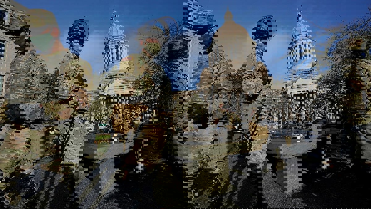 أمريكا.. تظاهرات مسلحة أمام مبنى الكابيتول في أوستن