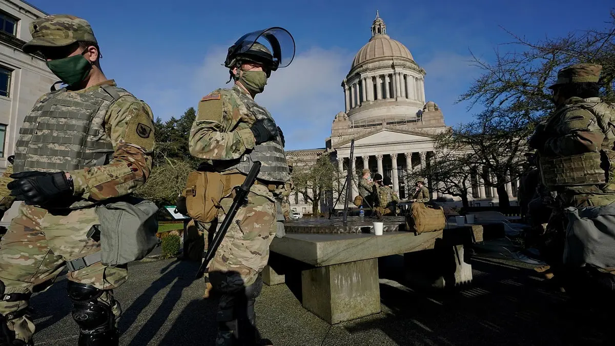 أمريكا.. تظاهرات مسلحة أمام مبنى الكابيتول في أوستن