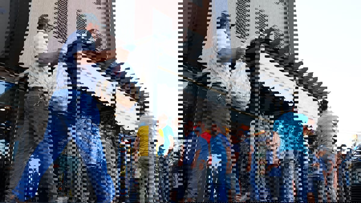 عودة إلى الطوابير.. لبنانيون ينتظرون لساعات لشراء الخبز