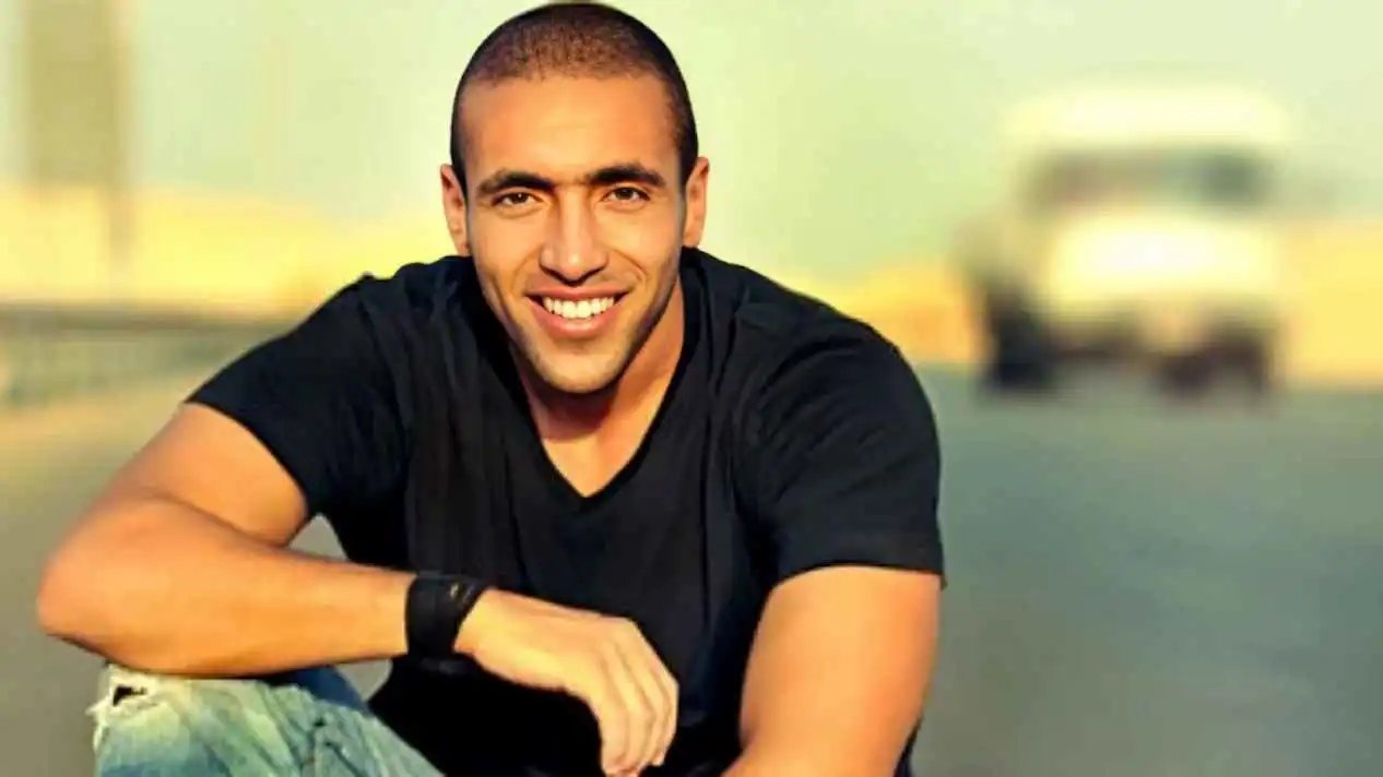 صاحب أغنية "مسافر".. وفاة المغني المصري عمرو ستين